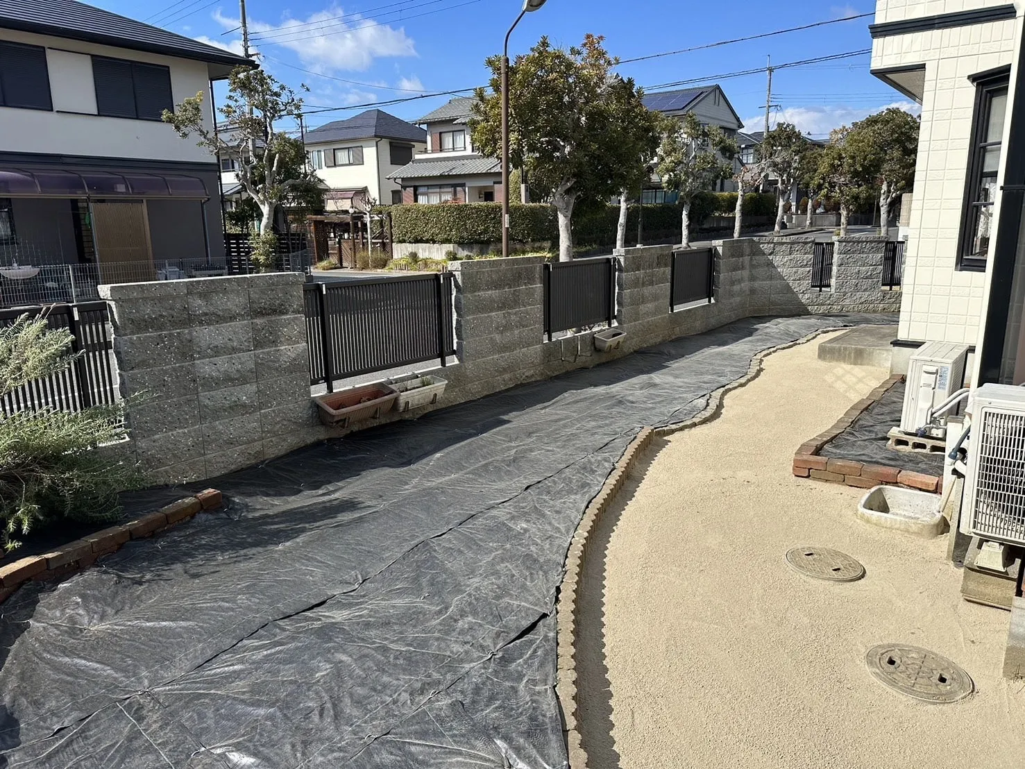 【三田市内】戸建ての伐採伐根撤去、防草シート施工、園路補装、増築